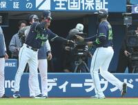 ８回、逆転適時二塁打を放ったサンタナ（右）を迎える池山監督（撮影・石井剣太郎）