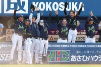 ８回、逆転し、喜ぶ池山監督（左端）らヤクルトナイン（撮影・石井剣太郎）