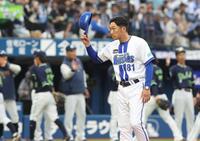 試合に敗れ、ファンにあいさつする相川監督（撮影・石井剣太郎）