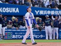 ８回、サンタナに走者一掃の二塁打を浴び肩を落とす石田裕