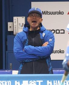 ８回、指示を出す相川監督（撮影・石井剣太郎）