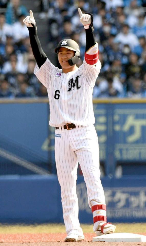 　１回、先制適時二塁打を放ちポーズを決める西川（撮影・佐藤厚）