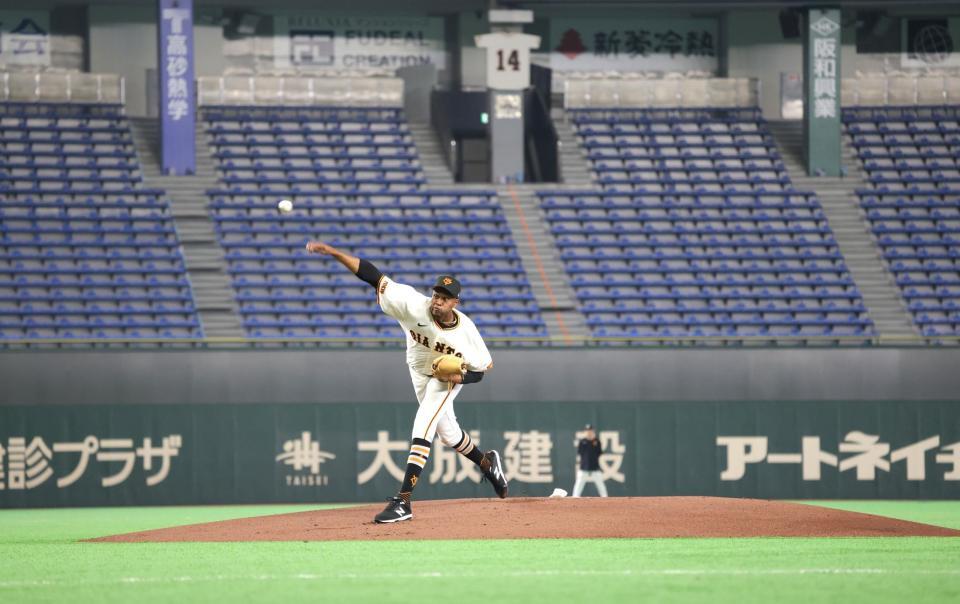 練習開始始めにライブＢＰを行うマルティネス（撮影・西岡正）