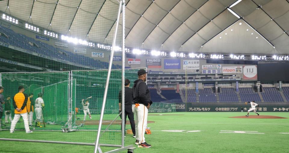 阿部監督（左）が見守る中、ライブＢＰを行うマルティネス（撮影・西岡正）