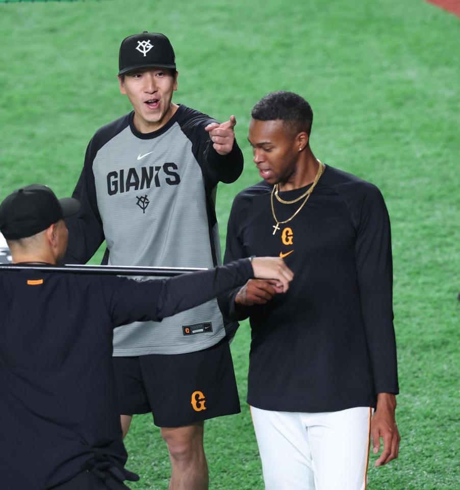 笑顔で言葉を交わす大勢（左）とマルティネス（撮影・金田祐二）