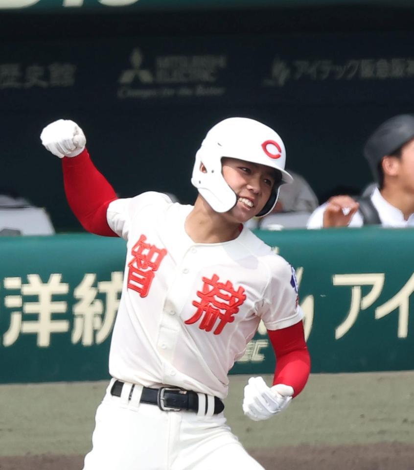 ６回、同点打を放ちガッツポーズする智弁学園・馬場井律稀（撮影・西田忠信）