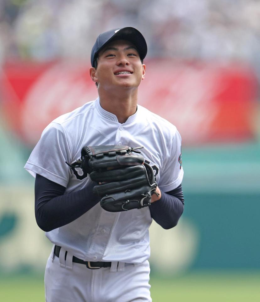 ５回を投げ終え、安堵（あんど）の表情でベンチに戻る中京大中京・安藤歩叶（撮影・中田匡峻）