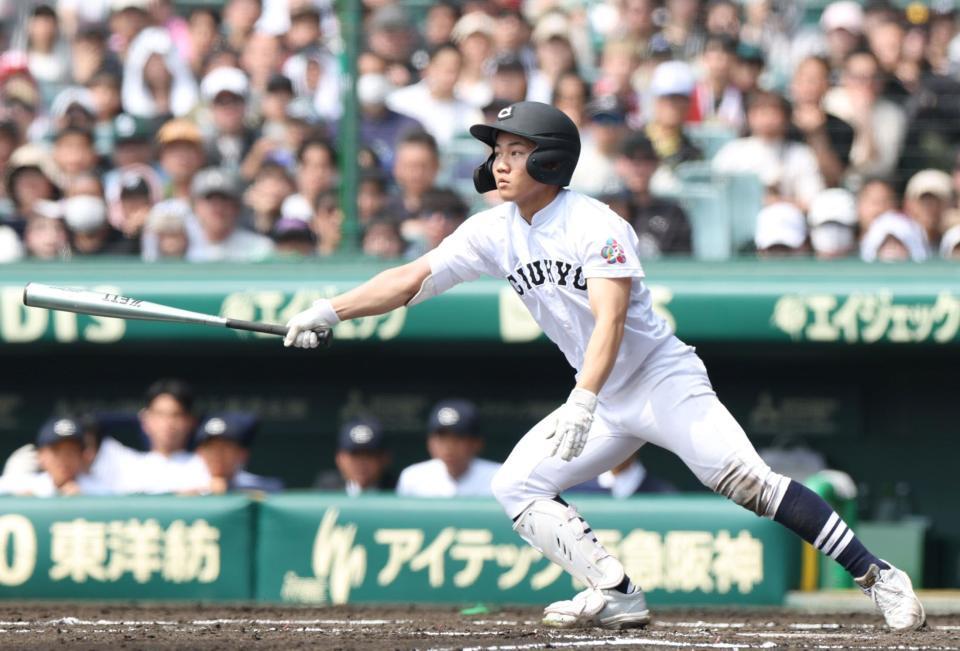 ３回、先制の中犠飛を放つ中京大中京・神達大武（撮影・中田匡峻）