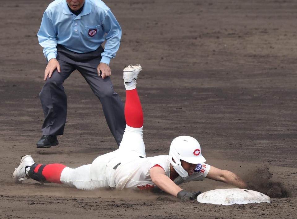 ８回、勝ち越し二塁打を放ち滑り込む智弁学園・逢坂悠誠（撮影・西田忠信）