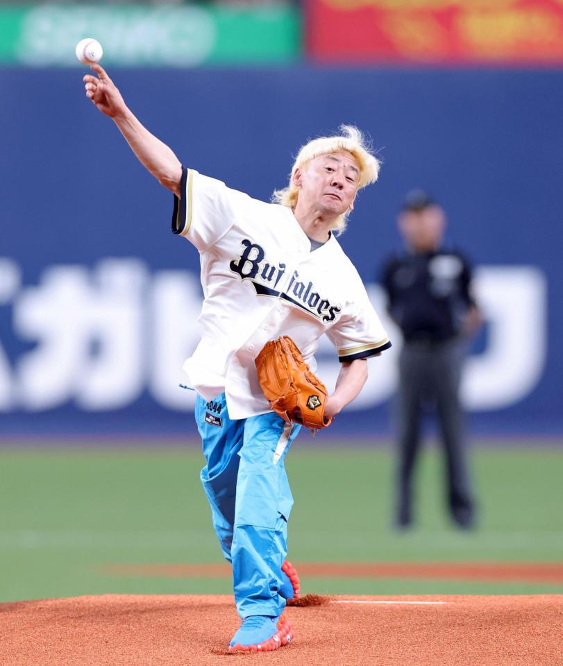 始球式を務める湯川浩司（撮影・立川洋一郎）