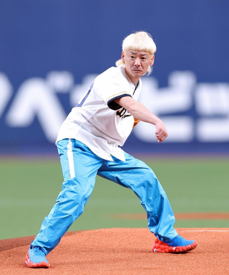 始球式を務める湯川浩司（撮影・立川洋一郎）