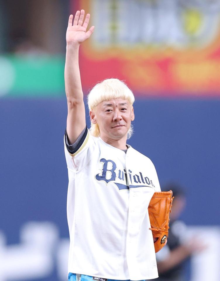 始球式を務め、ファンに手を振る湯川浩司（撮影・立川洋一郎）