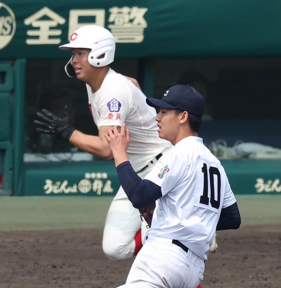 ８回、智弁学園・逢坂悠誠（奥）に決勝点となる適時二塁打を許す中京大中京・太田匠哉（撮影・西田忠信）