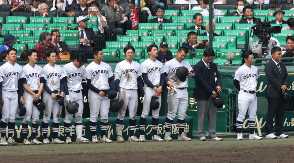 智弁学園に敗れ、整列する中京大中京ナイン（撮影・西田忠信）