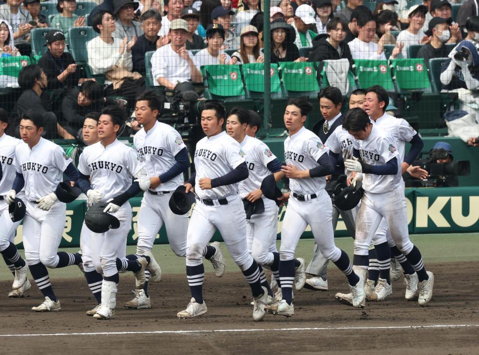 智弁学園に敗れ、スタンドへあいさつに向かう中京大中京ナイン＝（撮影・西田忠信）