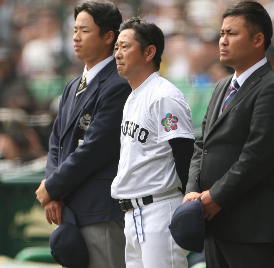 智弁学園に敗れ、悔しそうな表情を見せる中京大中京・高橋源一郎監督（中央）＝撮影・中田匡峻
