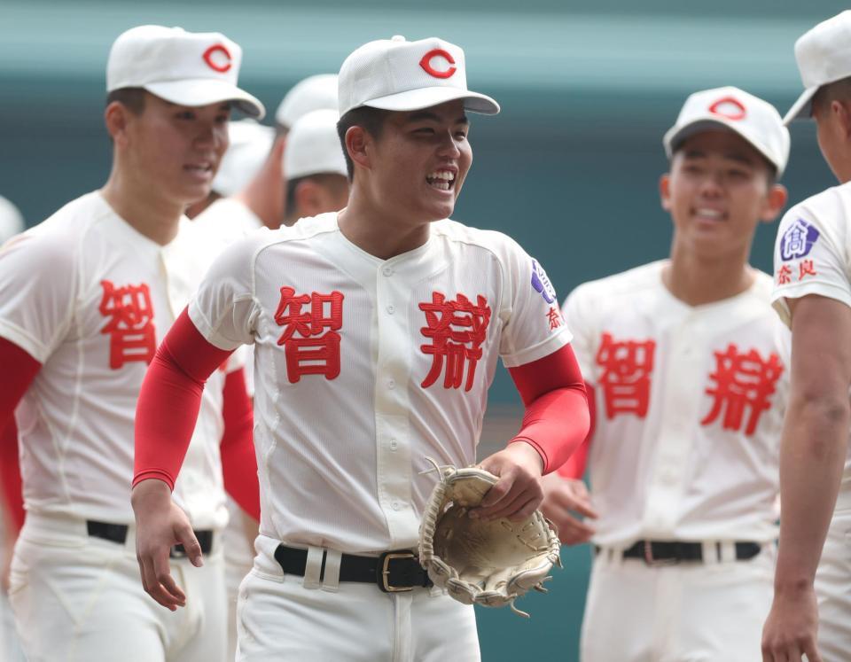 打球が直撃し、試合終了も笑顔を見せる智弁学園・杉本真滉（中央）＝甲子園（撮影・中田匡峻）