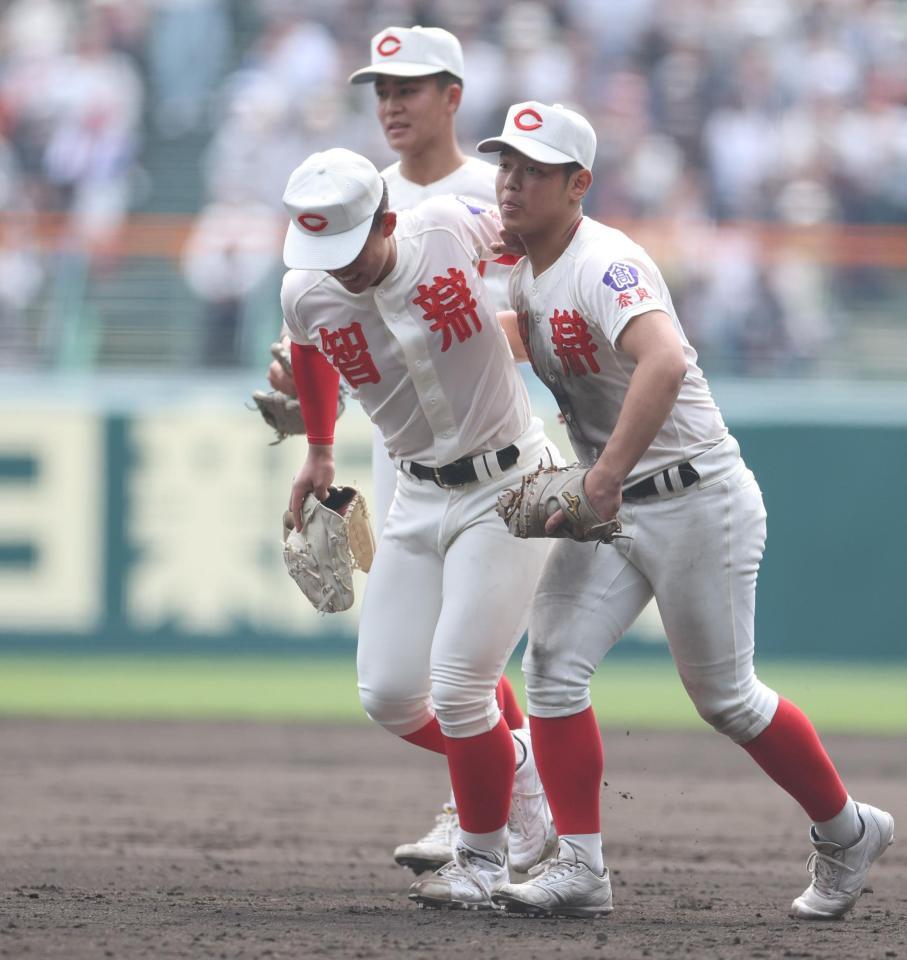 打球が直撃した智弁学園・杉本真滉に肩を貸す智弁学園・逢坂悠誠（右）＝撮影・中田匡峻