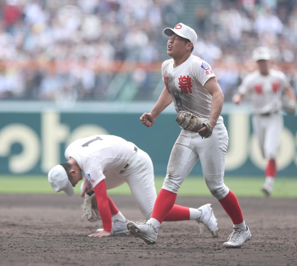 中京大中京に勝利し、拳を握る智弁学園・逢坂悠誠。左は智弁学園・杉本真滉（撮影・中田匡峻）