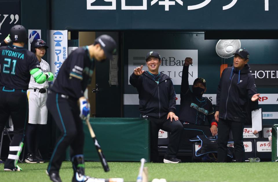 ３回、ソロを放った清宮幸（２１）をガッツポーズで迎える新庄監督（右から２人目）＝撮影・中島達哉