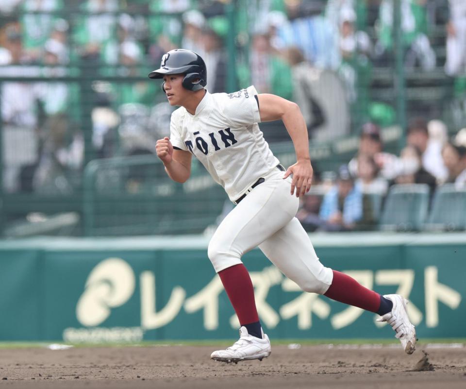 ２回、大阪桐蔭・中島齊志の安打で二塁に向かう大阪桐蔭・中村勇斗（撮影・中田匡峻）