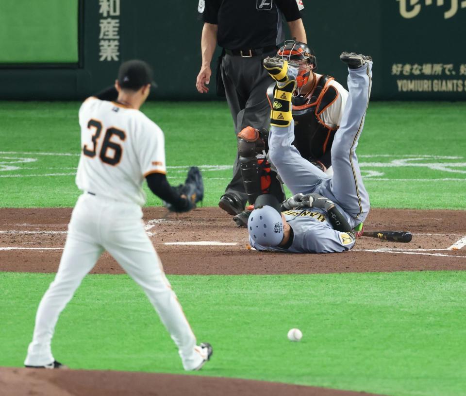 ２回、死球を受ける伏見（撮影・金田祐二）