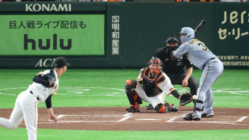 １回、死球を受ける大山（撮影・金田祐二）