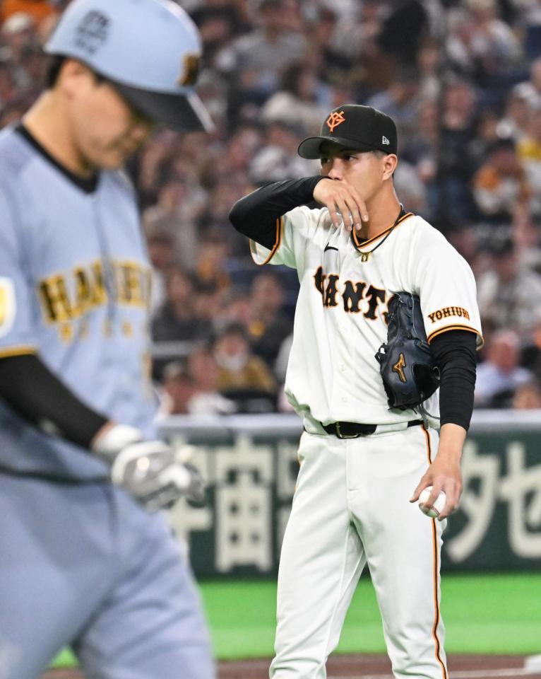 ２回表、大山（左）に死球を与えた山城