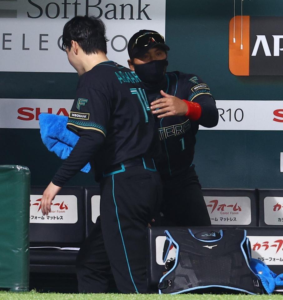 ４回裏終了後、有原（左）をねぎらう新庄監督（撮影・中島達哉）