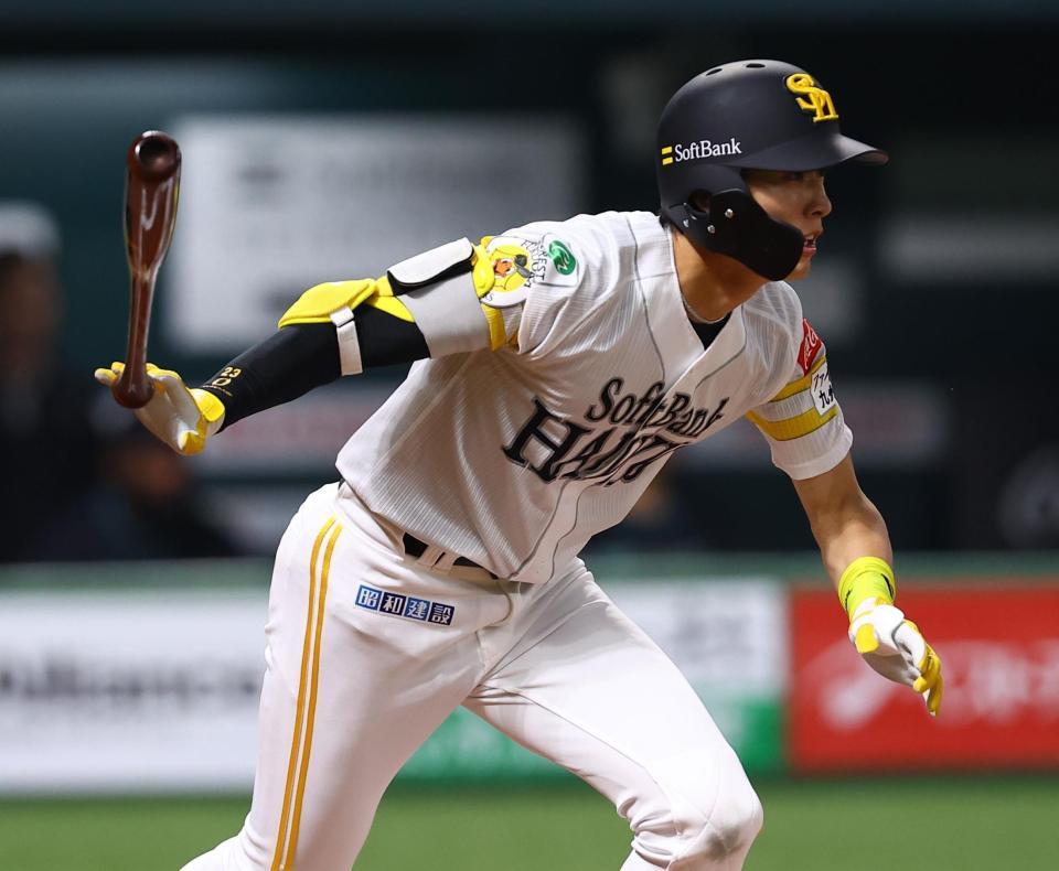 １回、安打を放つ周東（撮影・中島達哉）