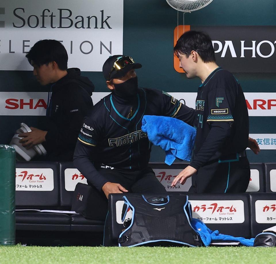 ４回、有原（右）に声を掛ける新庄監督（撮影・中島達哉）
