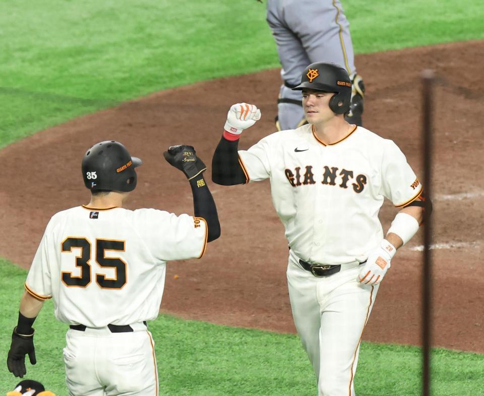 ５回、左中間に２ランを放ち生還するダルベック（撮影・佐々木彰尚）