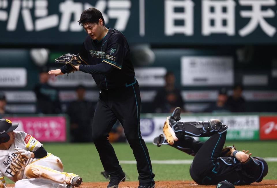 ２回、川瀬（左）が本塁にヘッドスライディングで生還した際に激突した田宮（右）と有原（撮影・中島達哉）