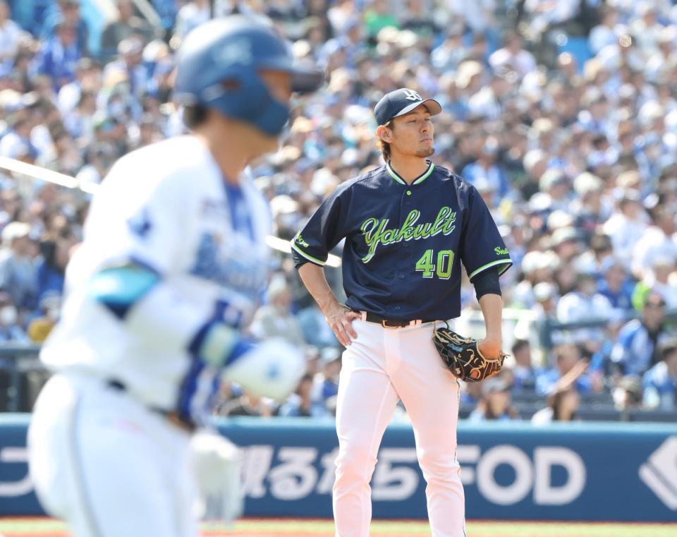 １回、ＤｅＮＡ・度会隆輝（左）に先制本塁打を許したヤクルト・高梨裕稔＝横浜スタジアム（撮影・石井剣太郎）