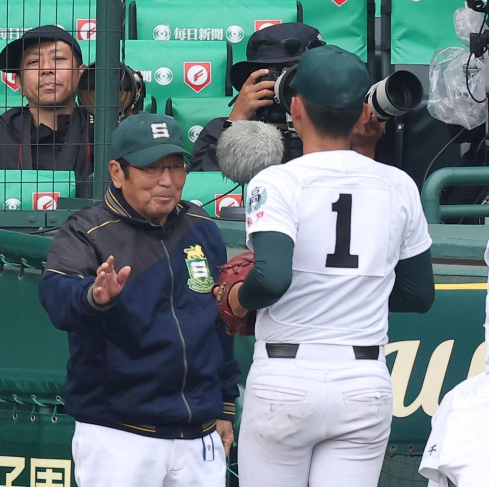 ６回を終え、専大松戸・門倉昂大（右）を迎える専大松戸・持丸修一監督（撮影・西田忠信）