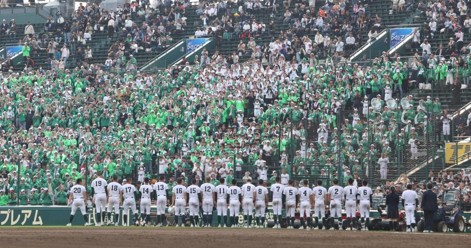 大阪桐蔭に敗れ、あいさつする専大松戸ナインに大歓声を送るスタンドの応援団（撮影・中田匡峻）