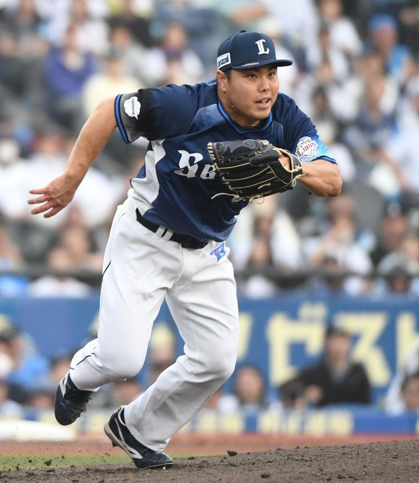 ８回、藤原の打球をグラブに当て、ボールを追う平良（撮影・佐藤厚）