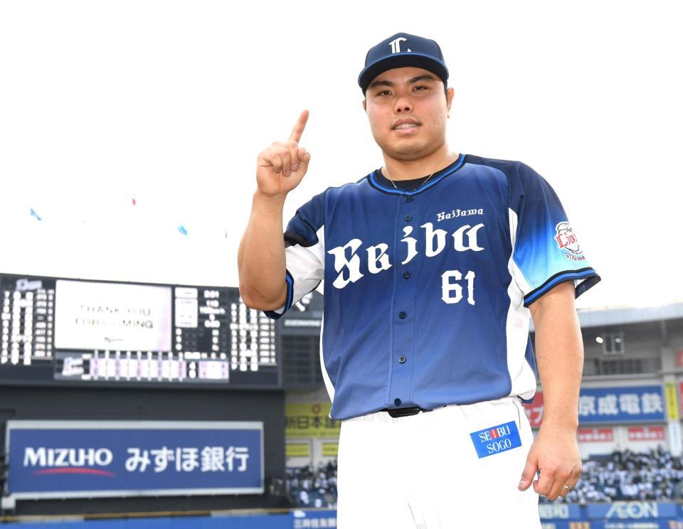 ５安打完封で今季初勝利を飾り、笑顔を見せる平良（撮影・佐藤厚）