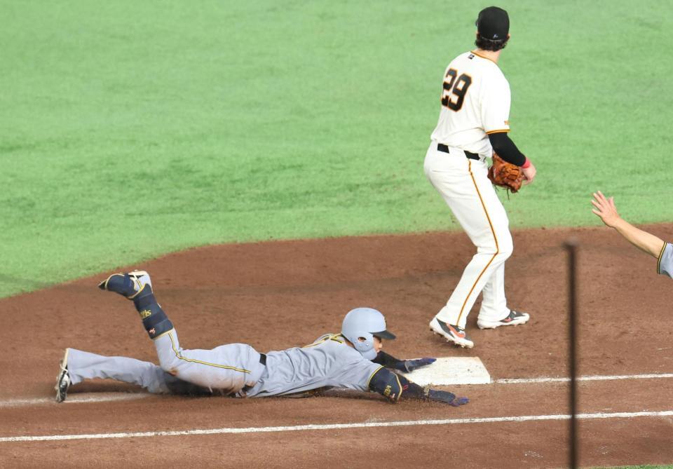 ８回、二塁へ打球を飛ばしヘッドスライディングをする代打・木浪。適時内野安打となる（撮影・佐々木彰尚）