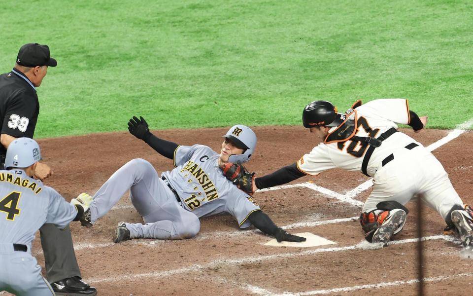 ８回、代打・木浪の二塁内野安打で二塁走者・坂本が生還（撮影・佐々木彰尚）