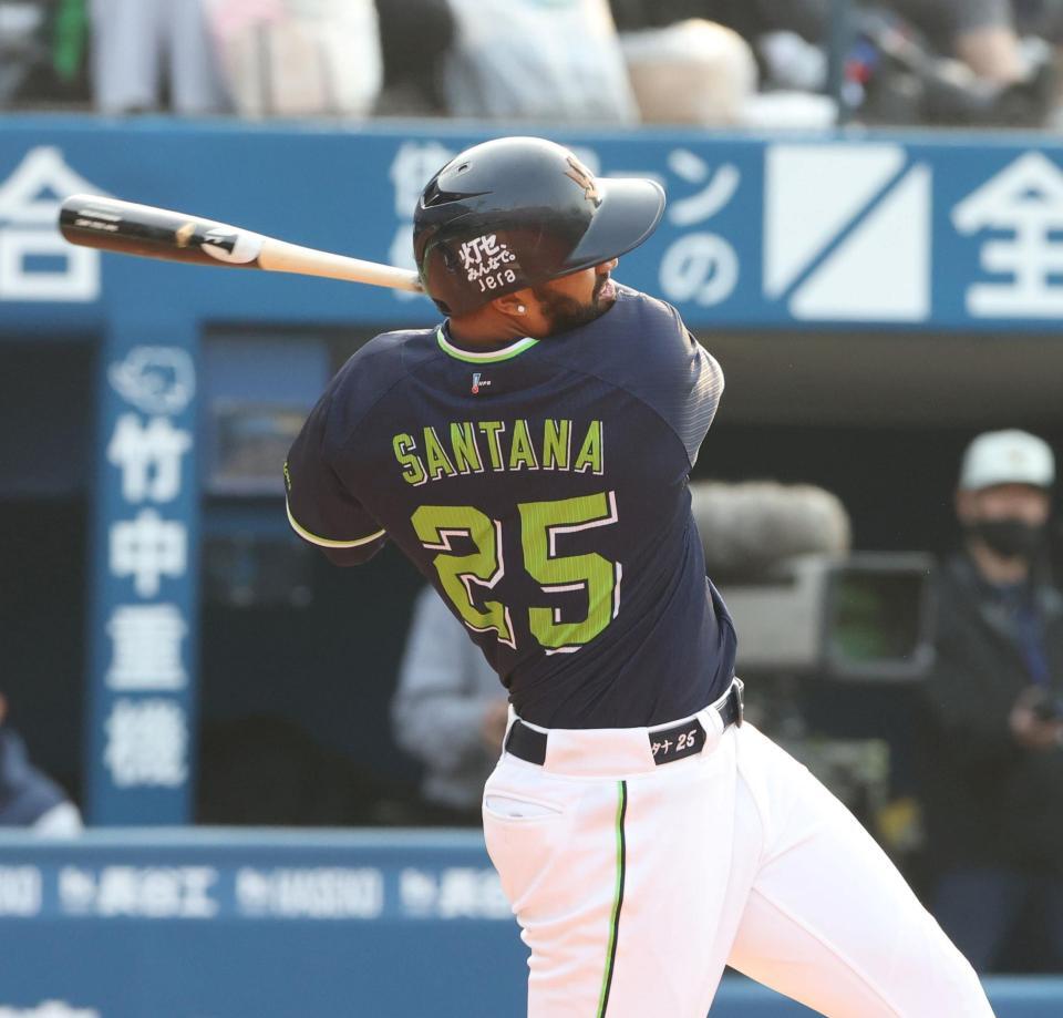 ８回、逆転適時二塁打を放つサンタナ（撮影・石井剣太郎）