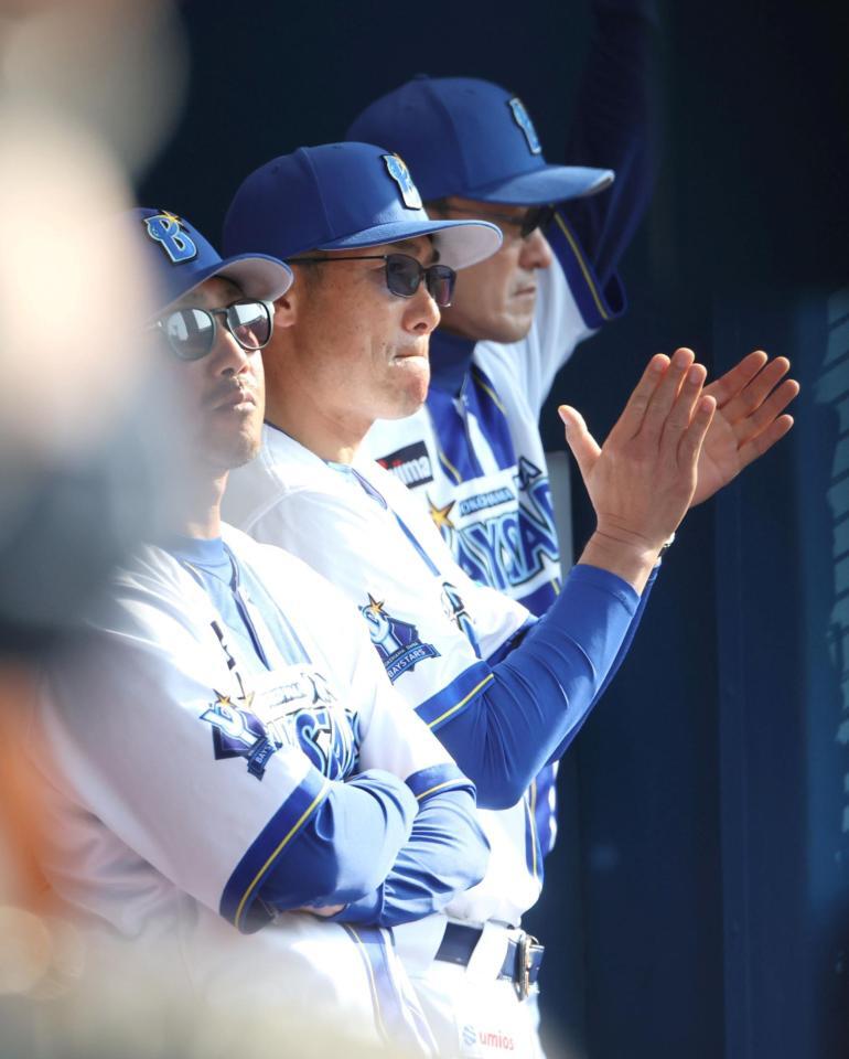 指揮を執る相川監督（中央）＝撮影・石井剣太郎