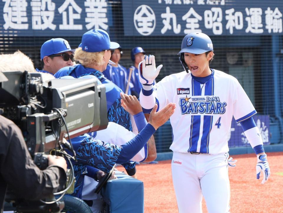 １回、先制本塁打を放った度会（右端）＝撮影・石井剣太郎