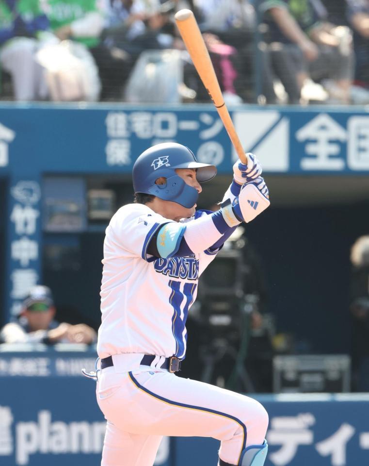 １回、先制本塁打を放つ度会（撮影・石井剣太郎）