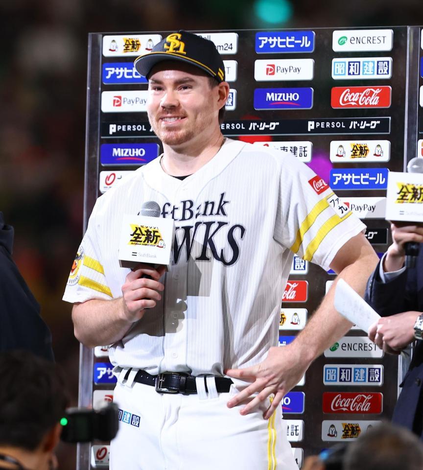 ヒーローインタビューで笑顔を見せるスチュワート・ジュニア（撮影・中島達哉）