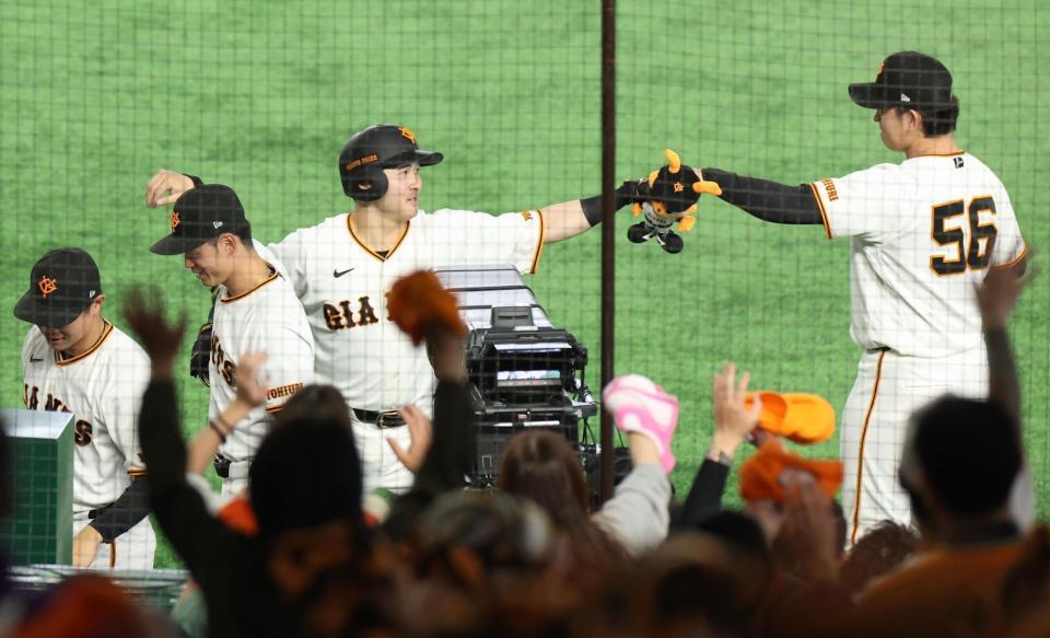 ７回、ソロを放ちベンチ前でナインに出迎えられる巨人・泉口友汰＝東京ドーム（撮影・佐々木彰尚）