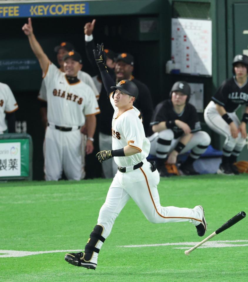 ７回、右越えに勝ち越しソロを放つ泉口。後方左は阿部監督（撮影・金田祐二）