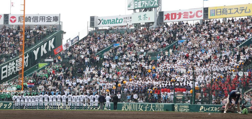 智弁学園に敗れ、スタンドへあいさつをする中京大中京ナイン（撮影・中田匡峻）