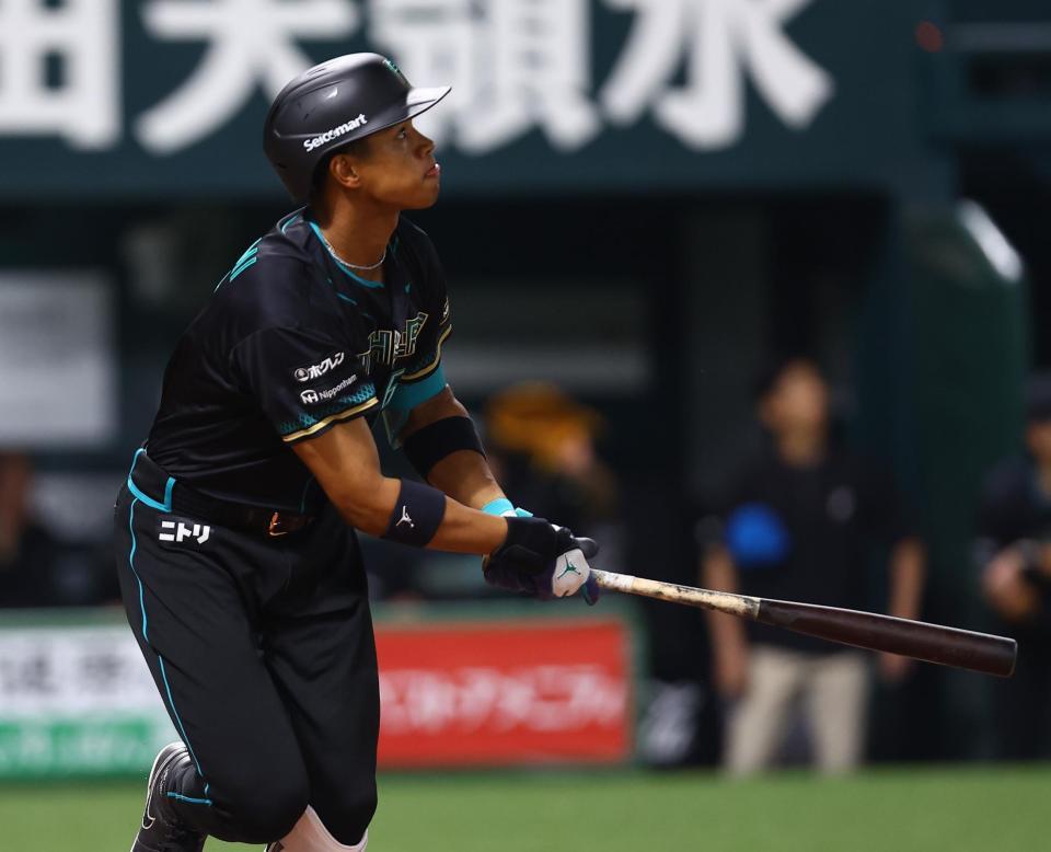 ２回、同点ソロを放つ万波（撮影・中島達哉）