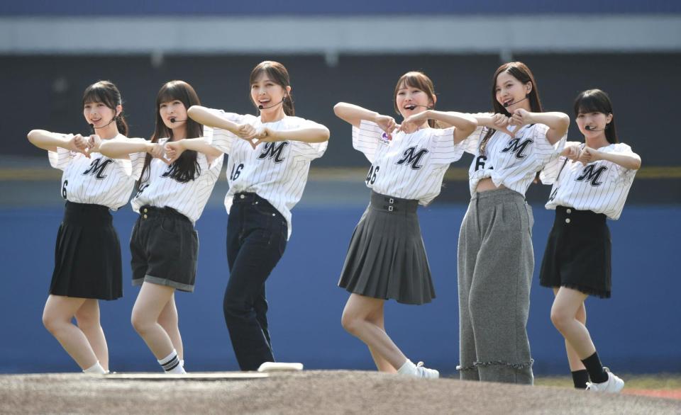 ライブを行う乃木坂野球部の（左から）長嶋凛桜、小川彩、柴田柚菜。黒見明香、金川紗耶、瀬戸口心月（撮影・佐藤厚）